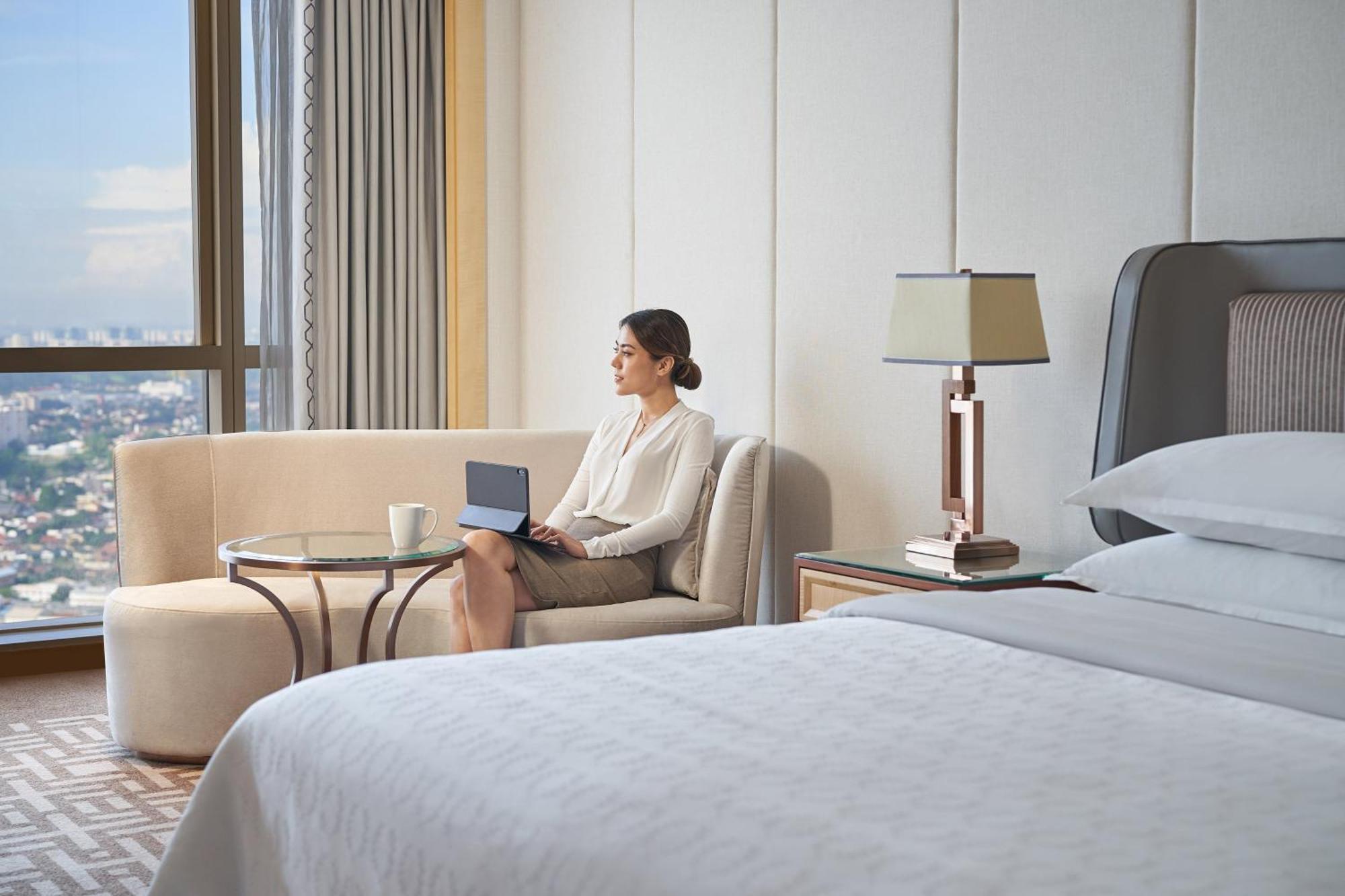 Sheraton Petaling Jaya Hotel Buitenkant foto A guest in a room at the hotel