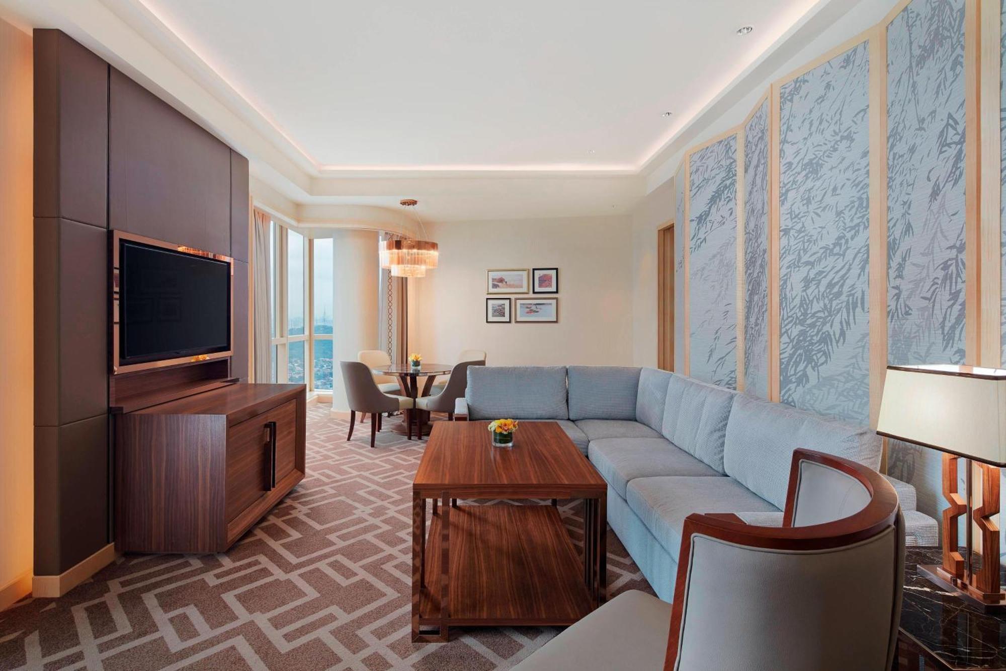 Sheraton Petaling Jaya Hotel Buitenkant foto A living room in a suite at the hotel