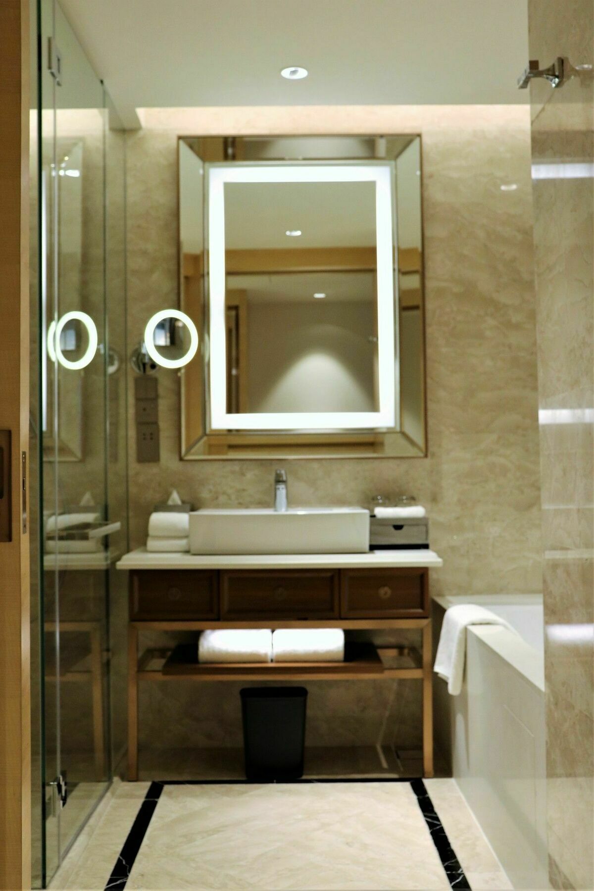 Sheraton Petaling Jaya Hotel Buitenkant foto Bathroom vanity